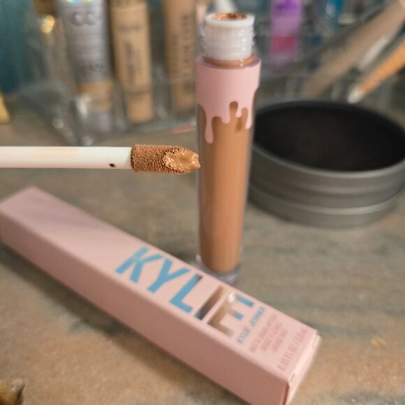 KYLIE matte lip stick/Built to last #308 Cool mauve Nude - Picture 2 of 4